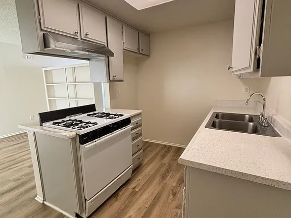 Santa Ana Apartment: 216 Cypress Ave