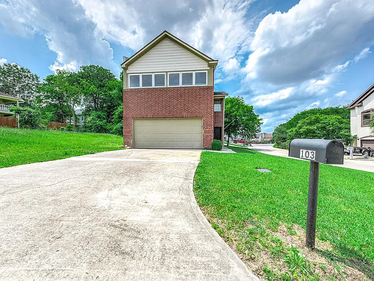 Montgomery House: 103 Capetown Cir