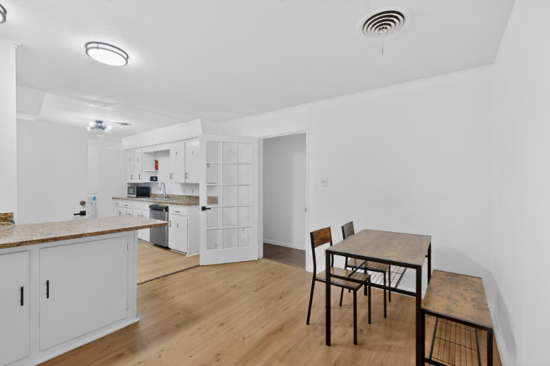 Irving House: 404 Nottingham Dr