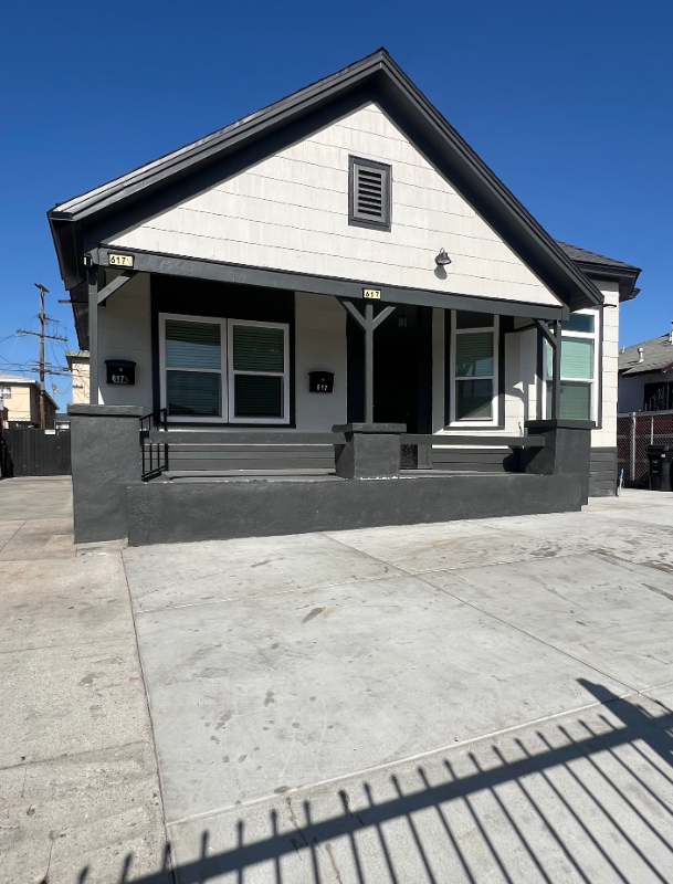 los angeles House: 617 W. 76th St