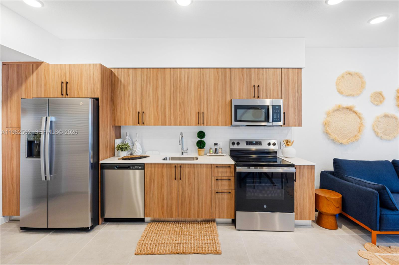 Pompano Beach Townhome: 208 N Federal Highway PH 828