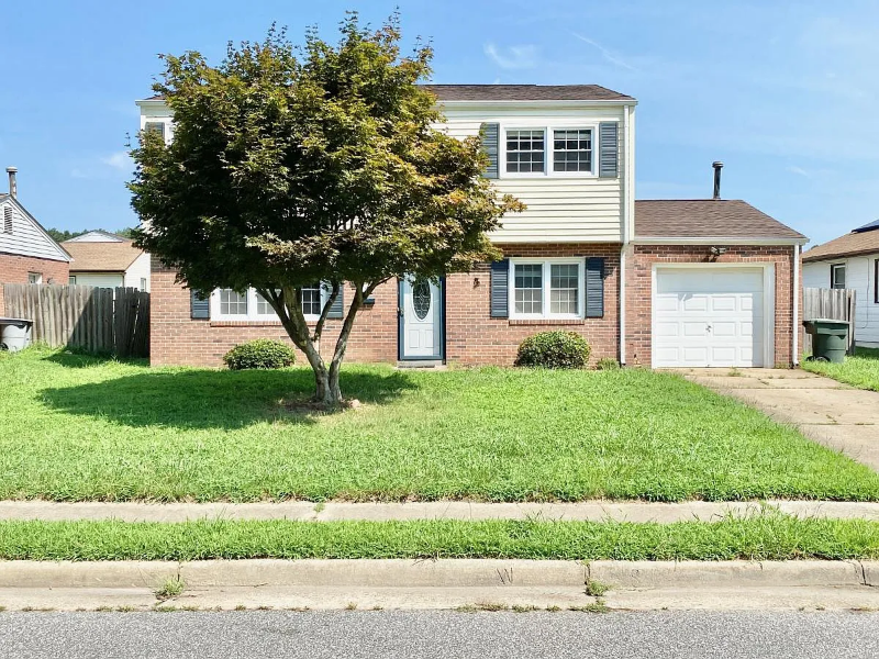 Hampton House: 14 Rendon Dr