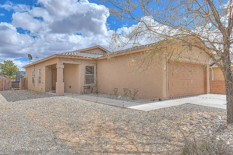 Rio Rancho House: 630 Redwood St SW