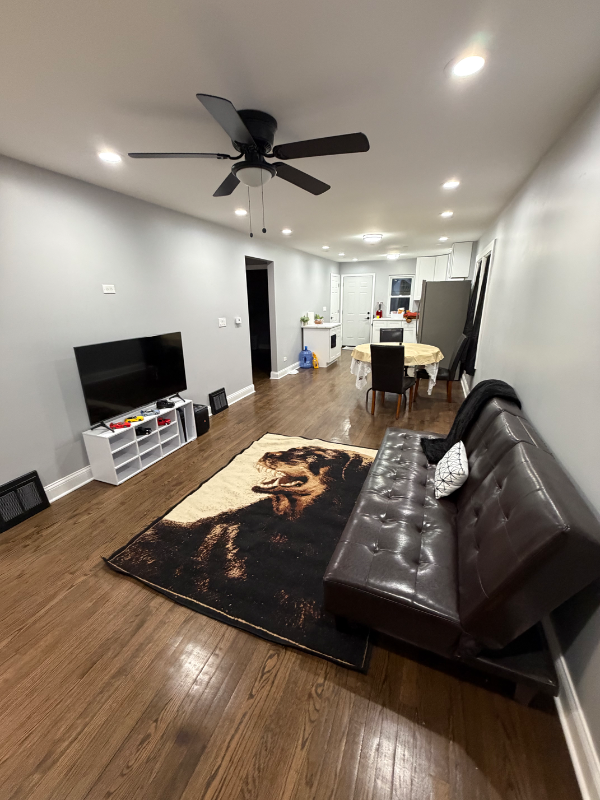 Chicago House: 5704 S Kilbourn Ave