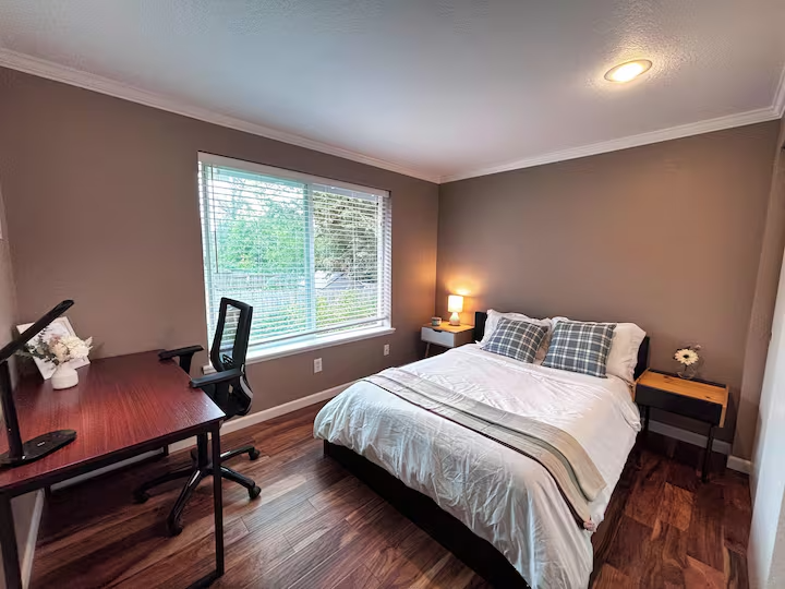 Everett House: 9232 1st Dr SE