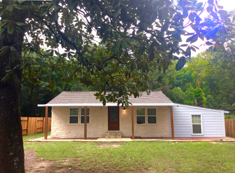 Splendora House: 25745 Dulaney St