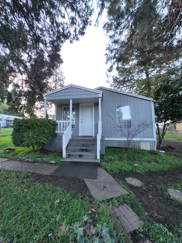 Roseburg House: 1250 NW Ellan St