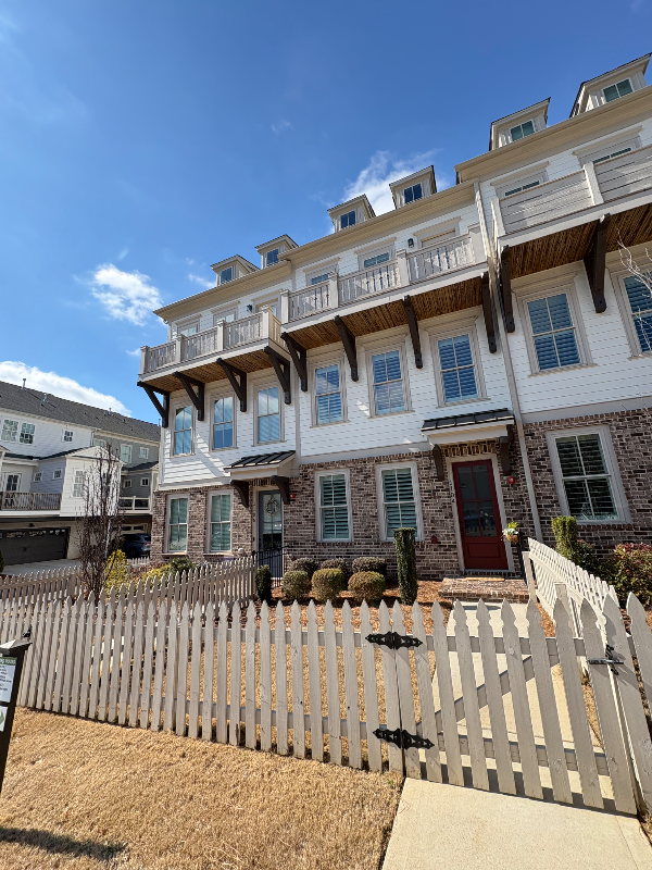 Woodstock Townhome: 1104 Thomas St