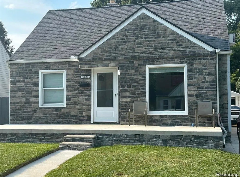 Dearborn Heights House: 24620 Stanford St