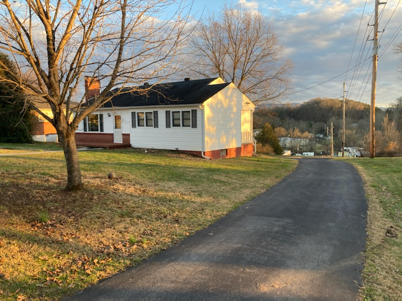 Bristol House: 100 Lowry Ln