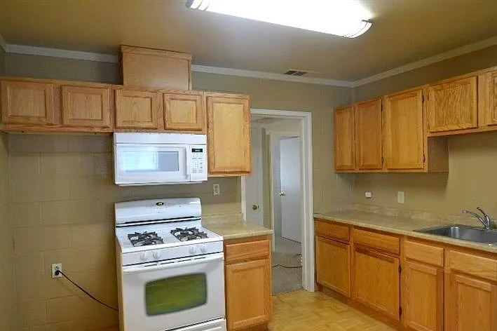 Sacramento House: 1146 Azusa at