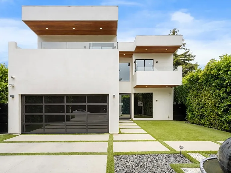 Sherman Oaks House: 15231 Greenleaf St