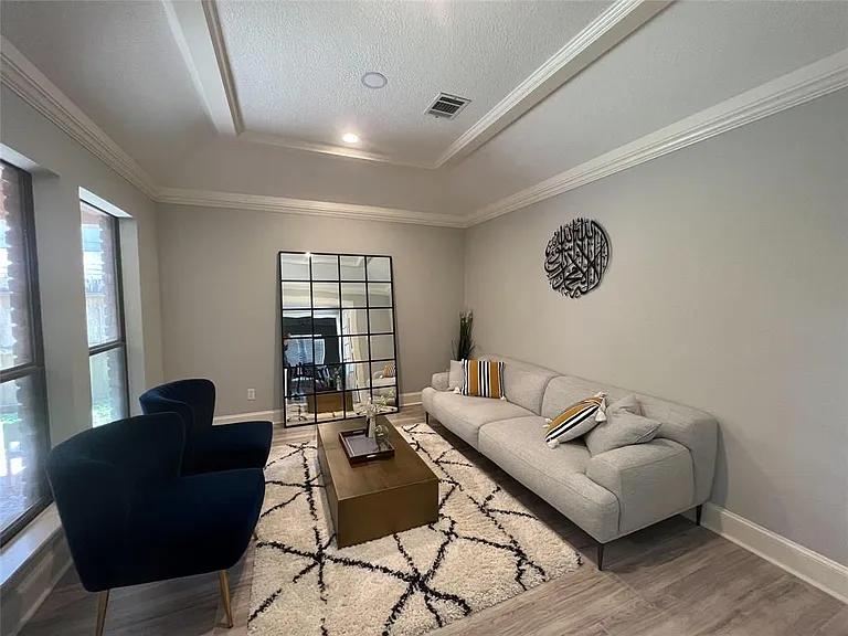 Katy House: 911 Montview Dr