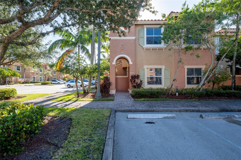 PEMBROKE PINES Townhome: 1009 SW 144th Ave