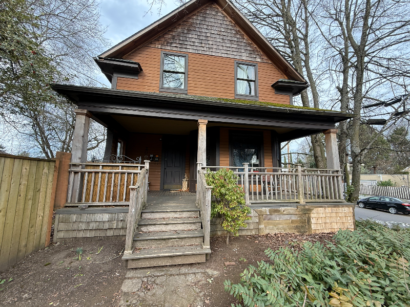 Portland House: 2003 N Willamette Blvd