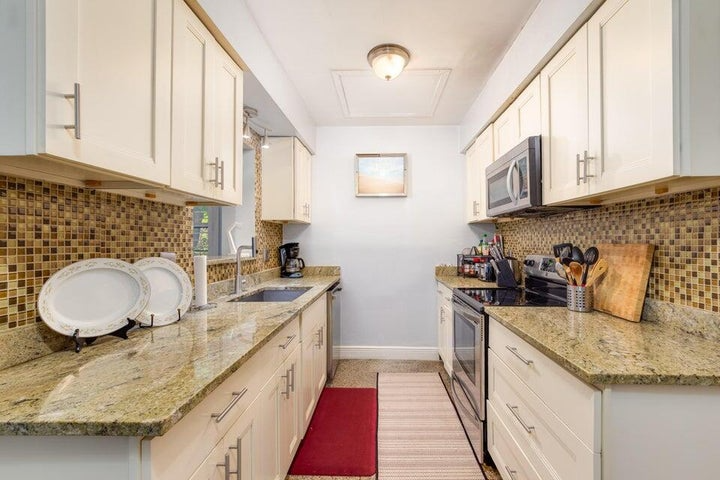 Boynton Beach House: 145 SE 3rd Avenue