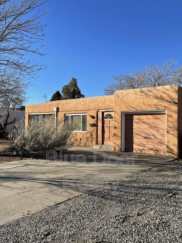 Albuquerque House: 1001 Jackson St SE