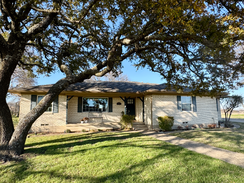 Lucas House: 880 Estelle Ln