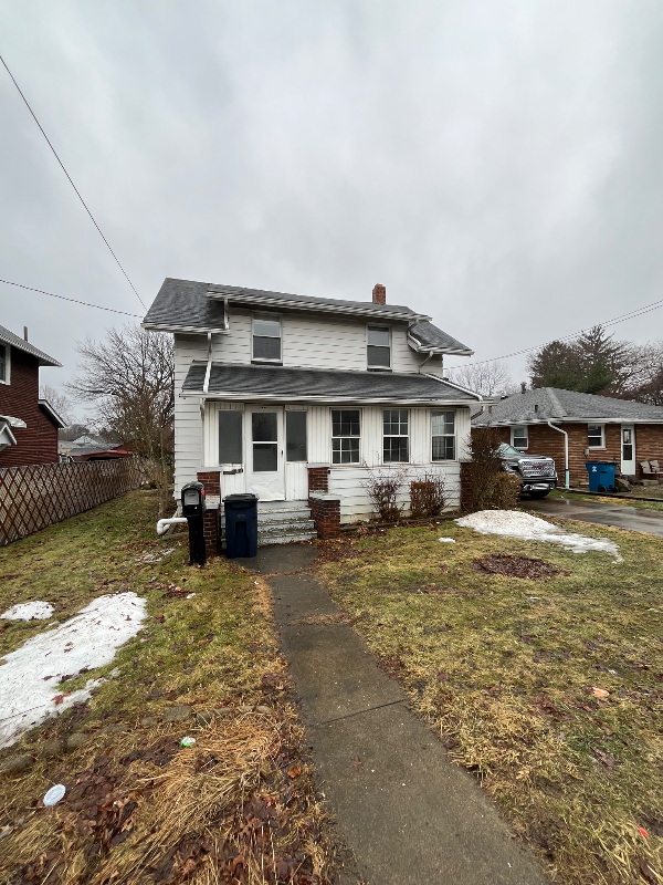 Akron House: 486 W Waterloo Rd