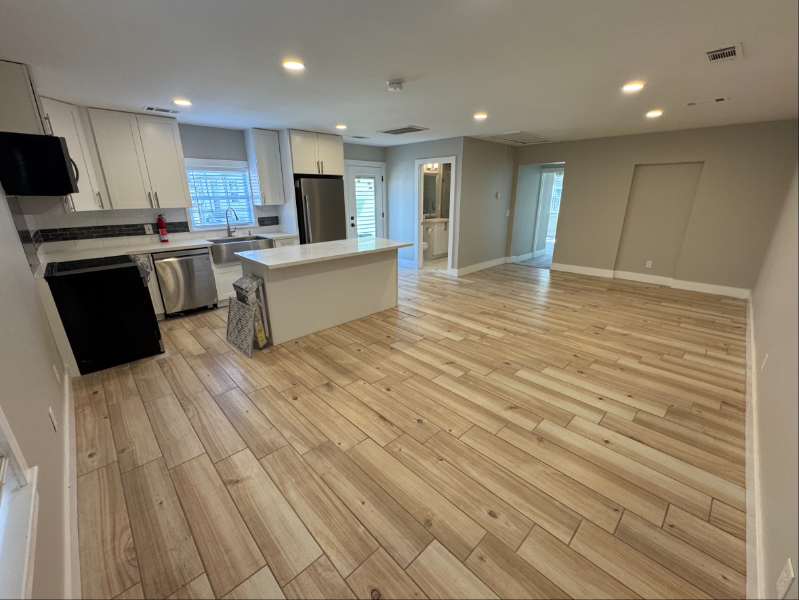 Houston House: 329 East 25th St