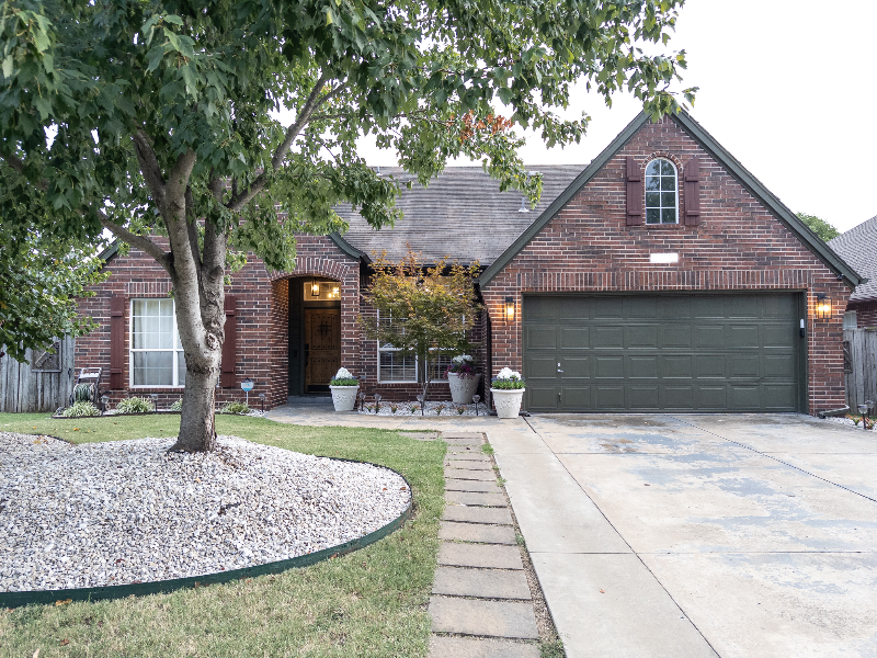 Broken Arrow House: 19508 E 49th St S