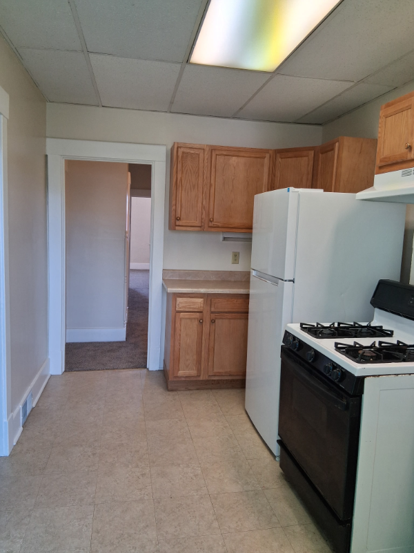 Ambridge Apartment: 433 Maplewood Avenue