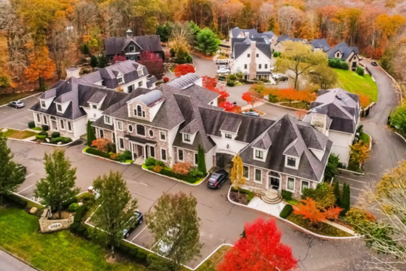 Guilford Apartment: 2614 Boston Post Rd