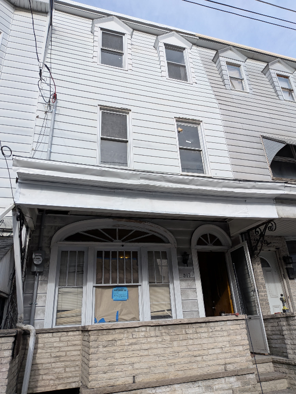 Shenandoah Townhome: 307 W. Centre St.