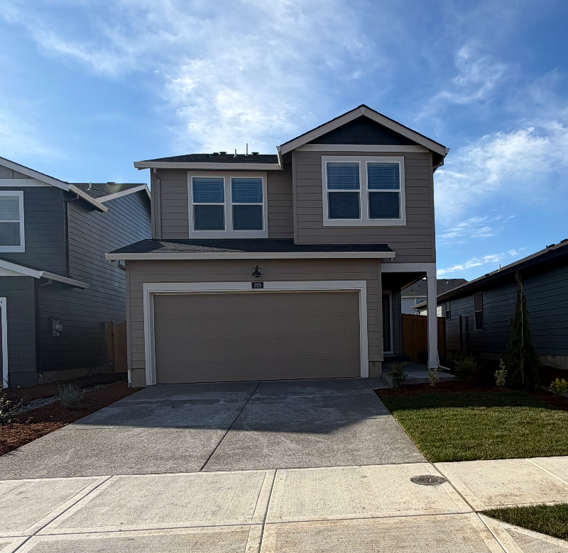 Salem House: 329 Stella St NE