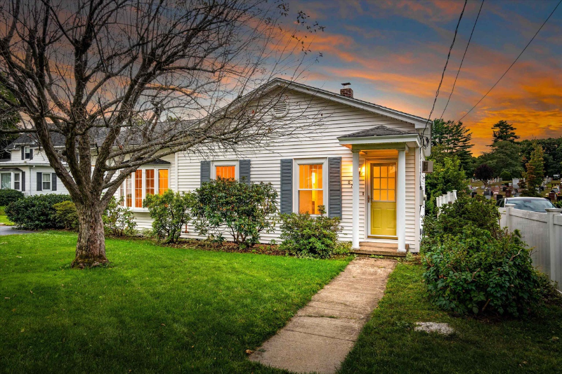 Manchester House: 87 Lenox Ave