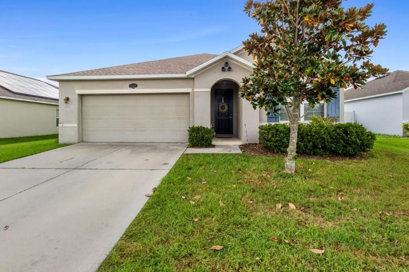 Auburndale House: 1742 Van Gogh Dr