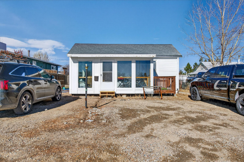 Lafayette House: 307 E Oak St