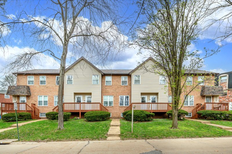 St. Louis Condo: 10161 Squire Meadows
