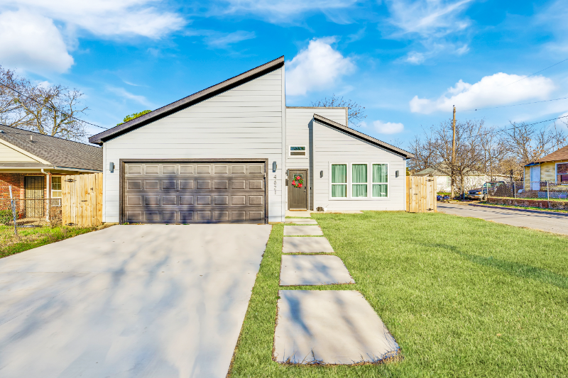 Dallas House: 4621 Collins Ave