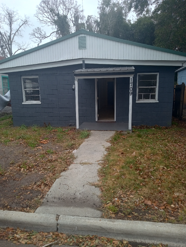 Brunswick House: 1709 Amherst St.