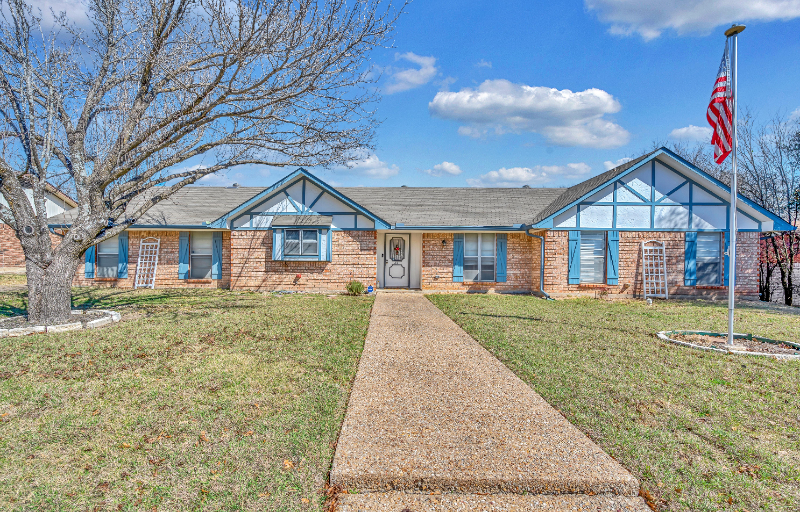 Hewitt House: 400 Patricia Dr