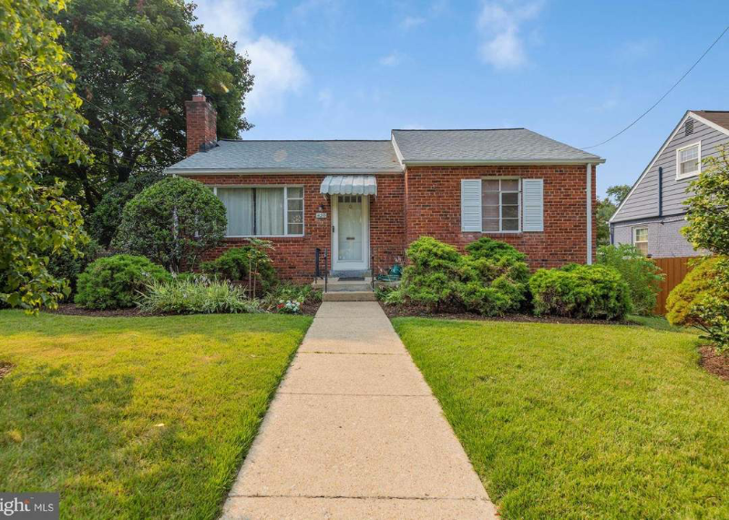 Silver Spring House: 420 Kerwin Rd