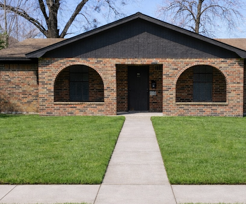 Fort Worth House: 528 W Kellis St