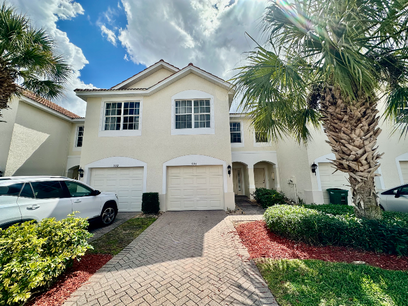 NAPLES Townhome: 996 HAMPTON CIR