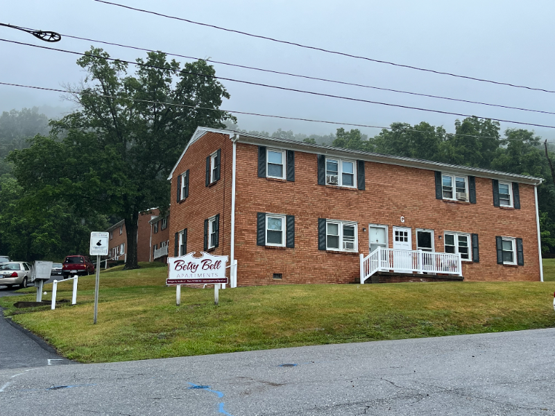 Staunton Apartment: 437 Betsy Bell Rd.
