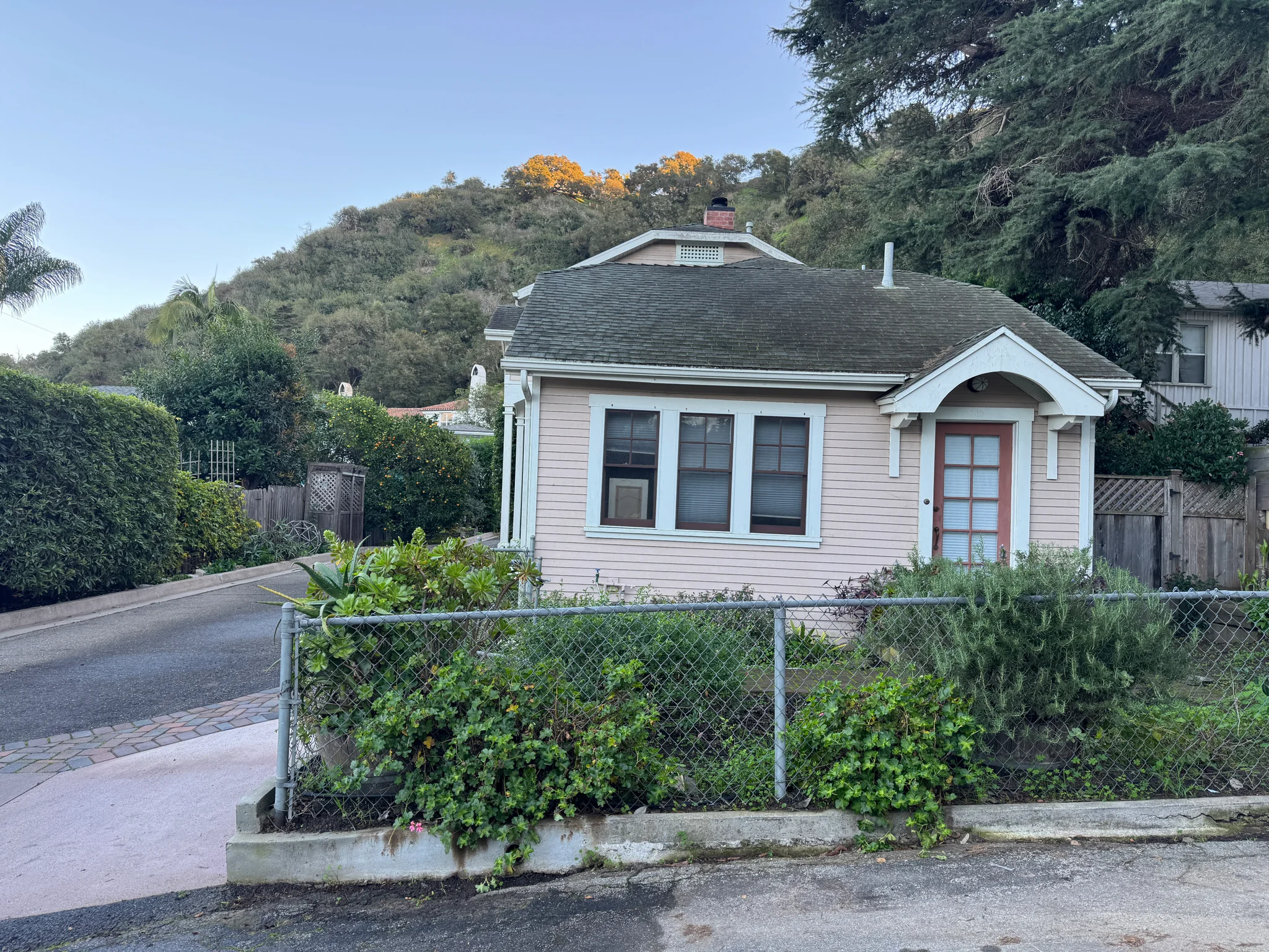 Santa Barbara House: 819 W Figueroa St