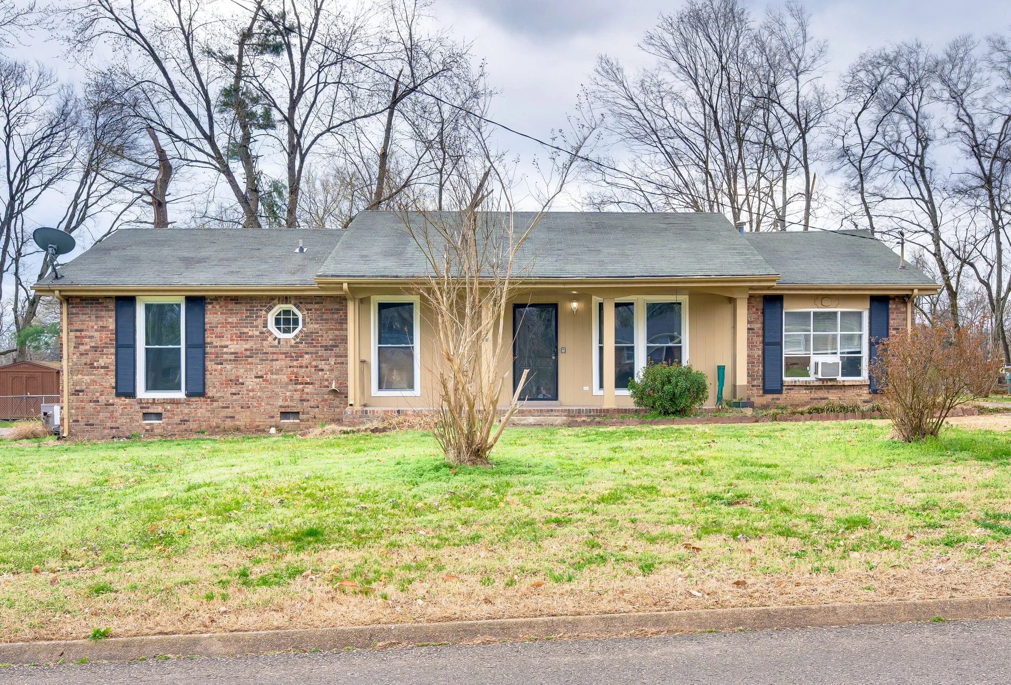 Nashville House: 551 Bellevue Rd N
