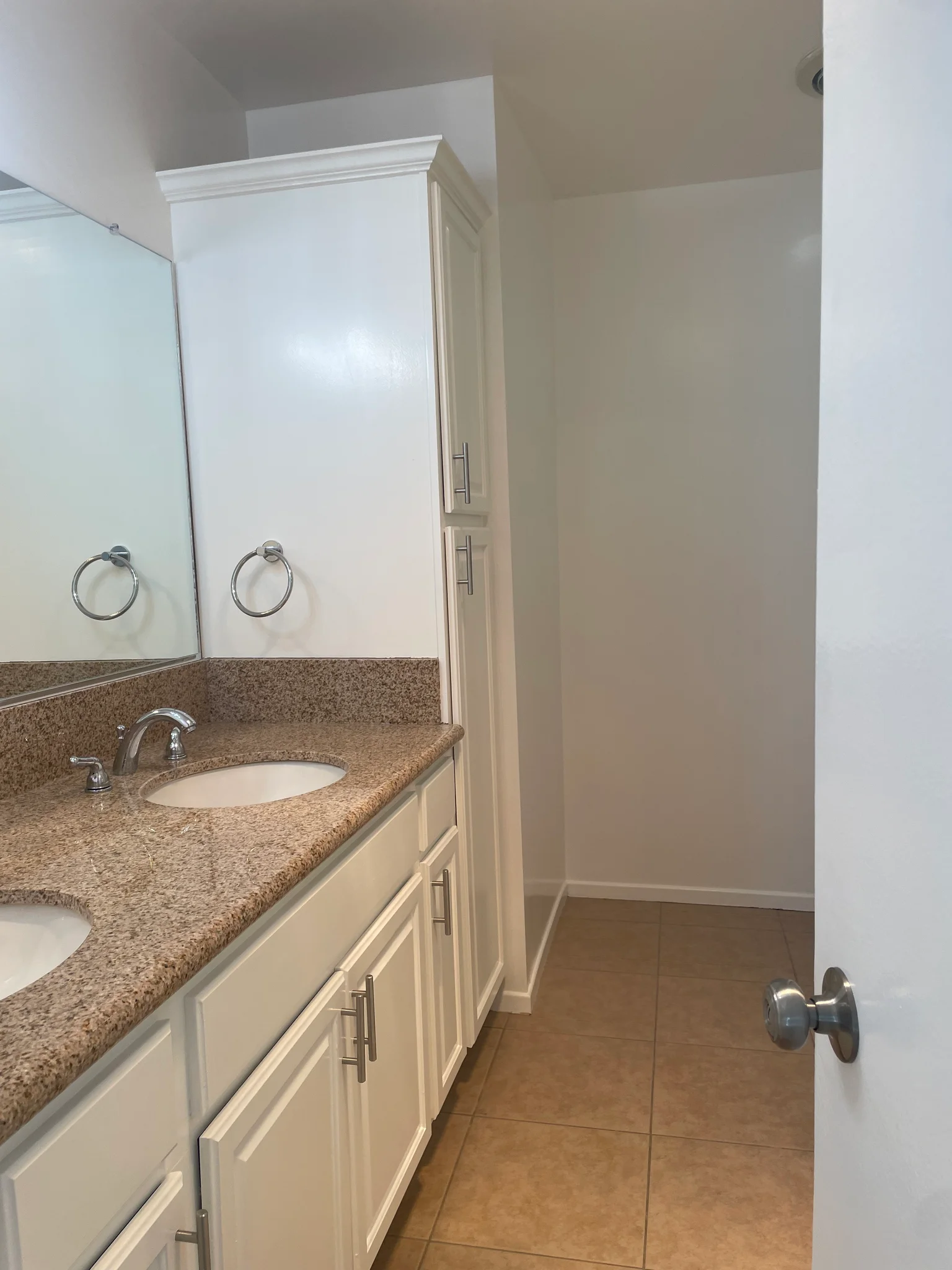 Los Angeles Apartment: 125 N Barrington Ave