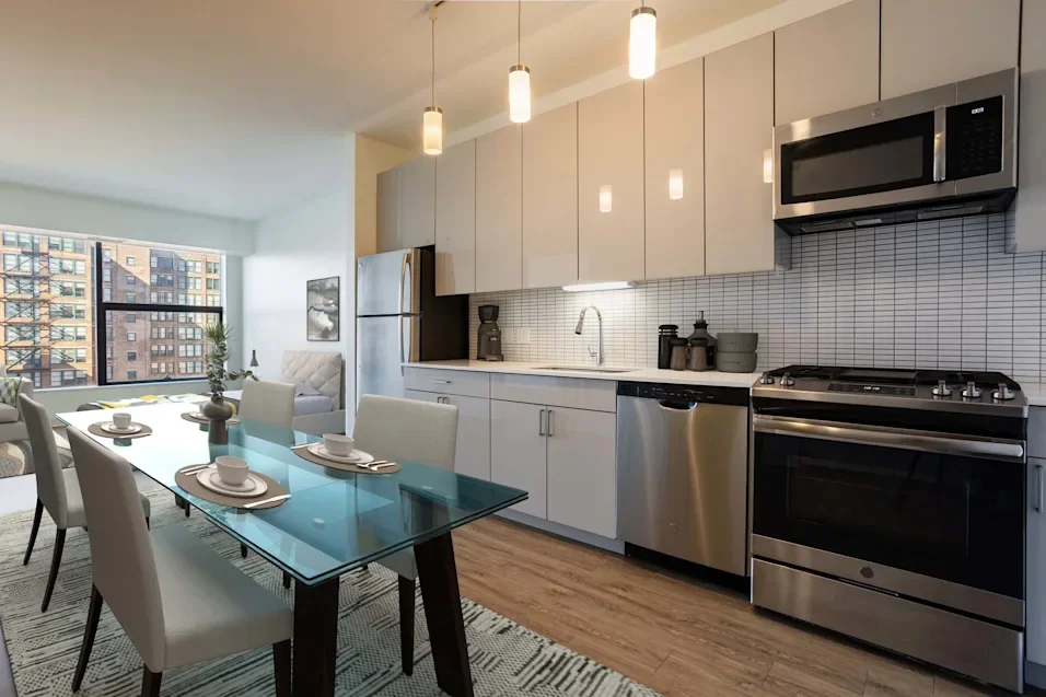 Chicago Condo: 815 W Van Buren