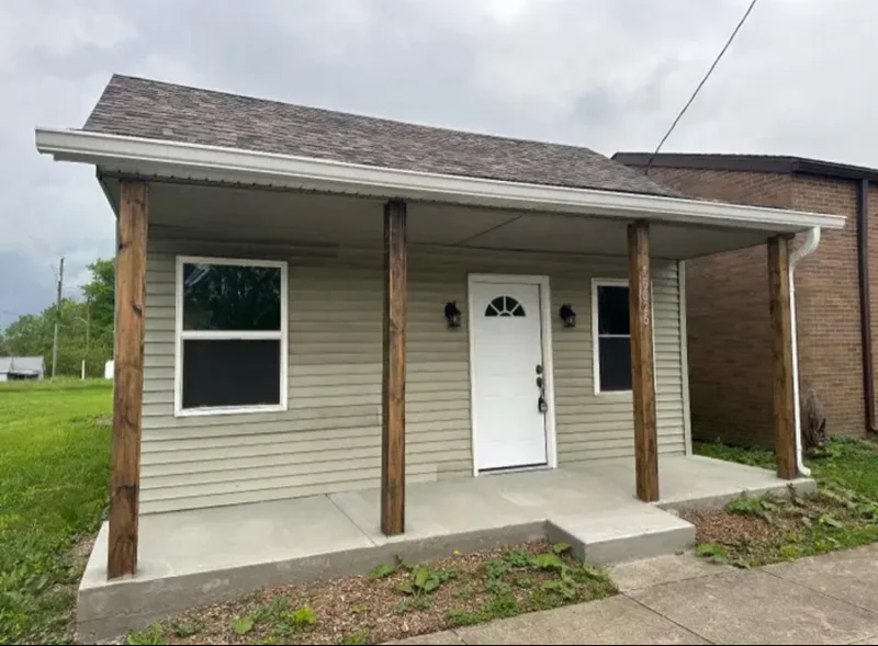 moores hill House: 16625 south broadway street