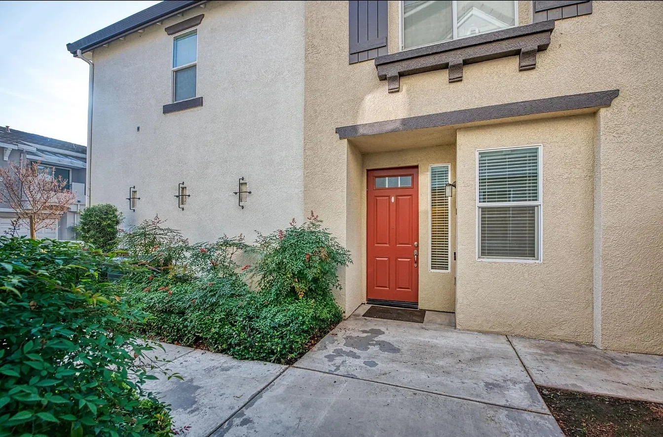 Clovis House: 342 N Greco Lane