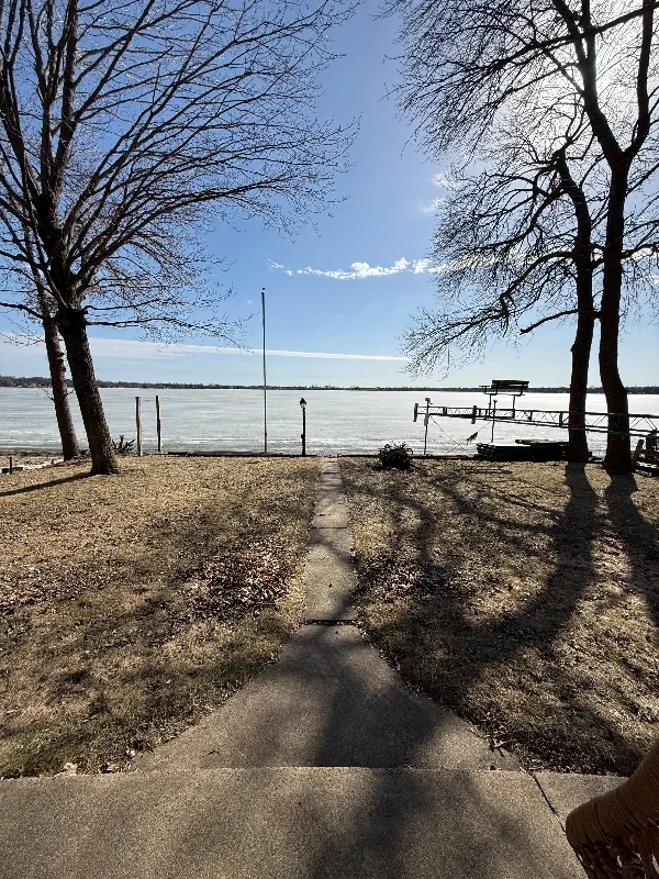 Buffalo House: 1400 Woodlawn Bch