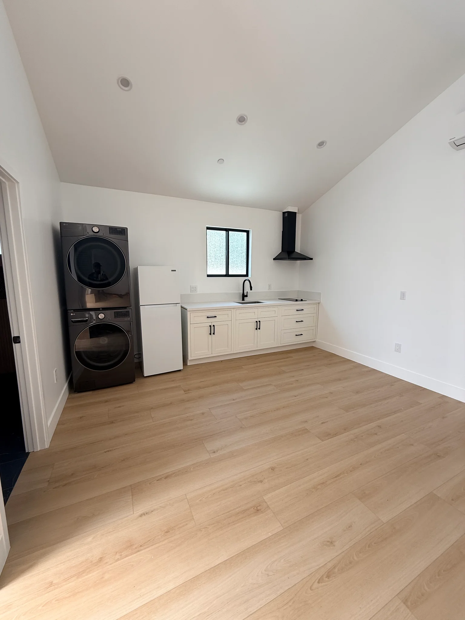 Long Beach Townhome: 111 E. 60th St.