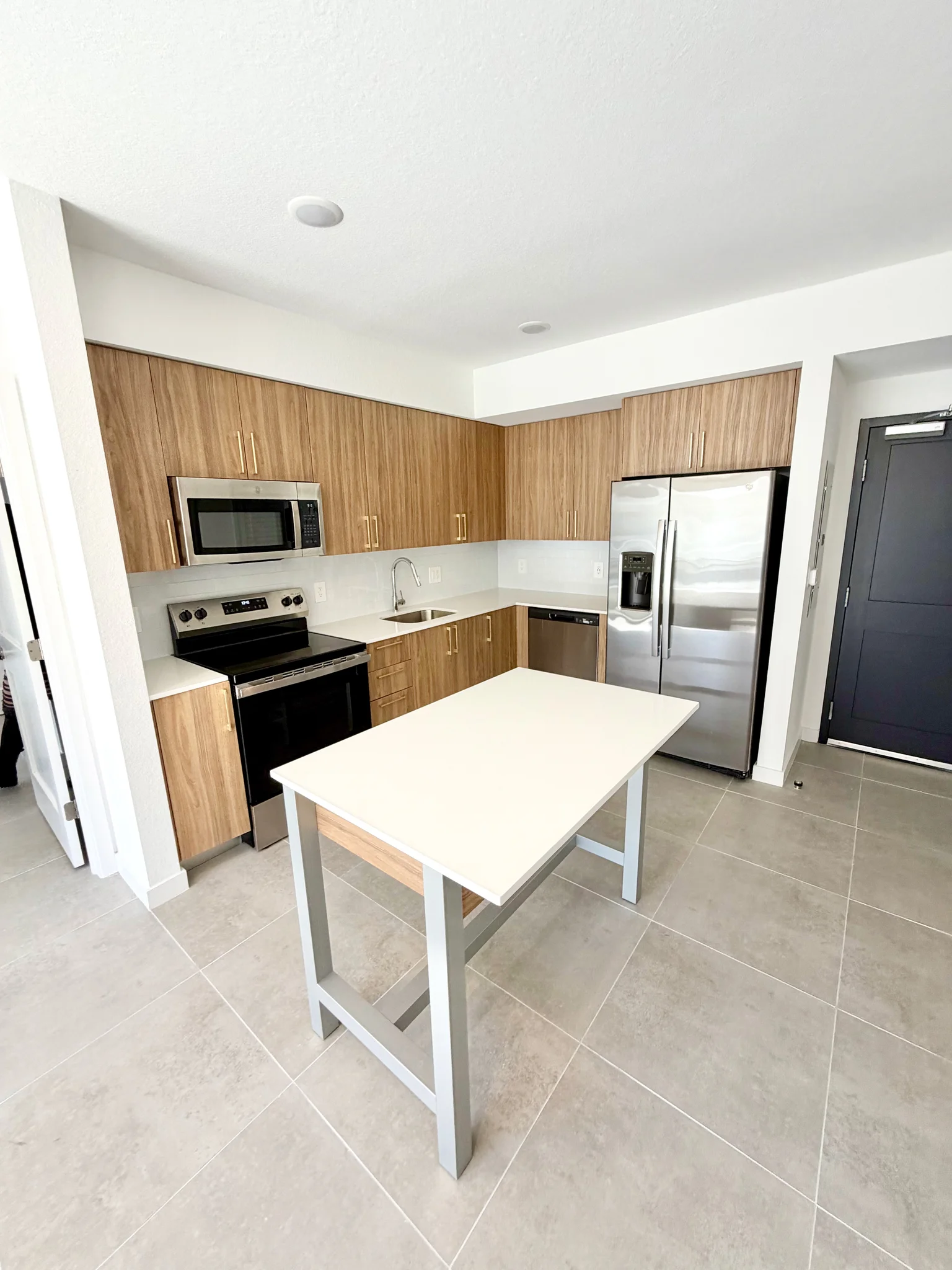 Hollywood Apartment: 1940 Van Buren Street