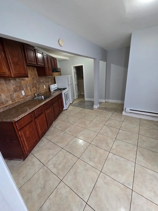 Newark Apartment: 588 S 10th St